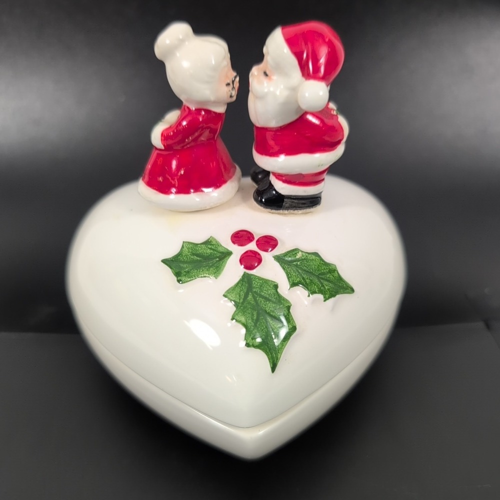 Vtg Kissing Santa & Mrs. Claus Heart Trinket Ring Box with Lid Made in Japan EUC